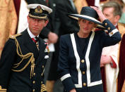 La familia real británica se tambaleó con el mediático divorcio del príncipe Carlos y <a href="https://es.vida-estilo.yahoo.com/princesa-diana-mejores-looks-reciclados-095432593.html" data-ylk="slk:Diana de Gales;outcm:mb_qualified_link;_E:mb_qualified_link;ct:story;" class="link rapid-noclick-resp yahoo-link">Diana de Gales</a>. Los <em>royals </em>pasaron por la vicaría en 1981 y fue en 1992 cuando anunciaron oficialmente su separación. Las especulaciones de infidelidad no tardaron en llegar y el divorcio se hizo oficial en 1996. La propia Lady Di habló sobre la relación que mantenía el hijo de la reina con Camilla Parker Bowles cuando todavía estaban casados. "Éramos tres en ese matrimonio", declaró a la BBC. (Foto: Jayne Fincher / Getty Images)