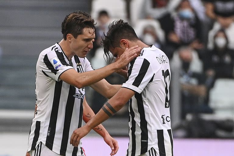 Paulo Dybala es consolado por su compañero Federico Chiesa luego de tener que abandonar el partido de la Serie A contra Sampdoria