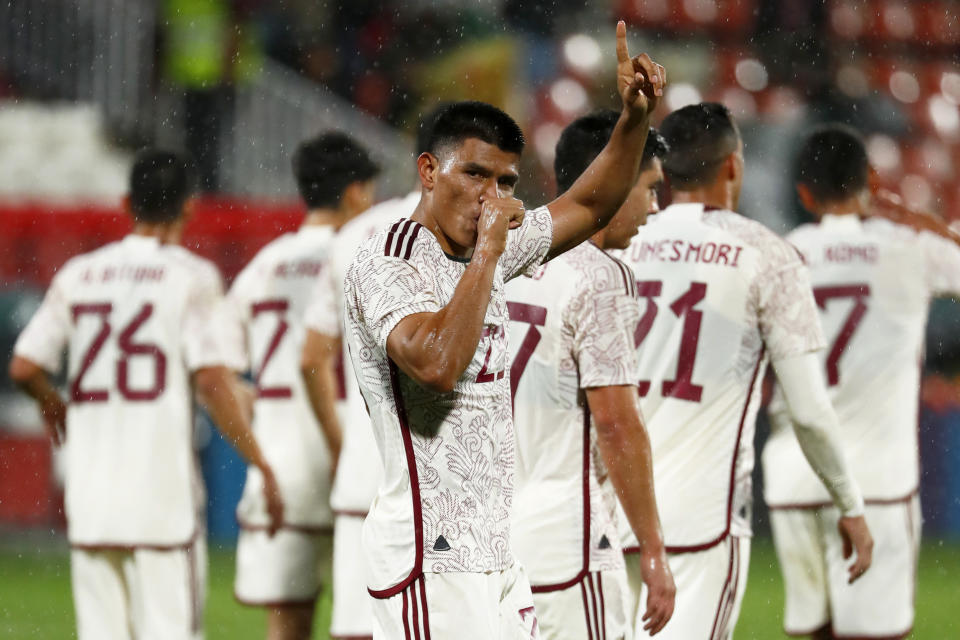 Jesús Gallardo, de la selección de México, festeja tras anotar el tercer tanto de su equipo en un partido de fogueo ante Irak, disputado el miércoles 9 de noviembre de 2022 en Girona, España (AP foto/Joan Monfort)