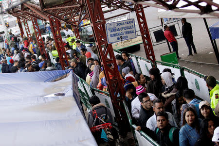 Venezuelan migrants stand in line to register their exit from Colombia before entering Ecuador, at the Rumichaca International Bridge in Colombia August 17, 2018. REUTERS/Luisa Gonzalez