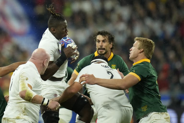 Maro Itoje captura una pelota aérea ante los sudafricanos Eben Etzebeth y Peter-Steph Du Toit; en la segunda semifinal por la Copa del Mundo, Inglaterra jugó a lo mismo que hizo contra Argentina en el estreno y que repetiría este viernes.