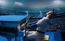 Wenn ein Pop-Star einen eigenen Kinofilm verdient hat, dann sicher Elton John. Taron Egerton (Bild) schlüpfte 2019 in die Rolle des "Rocketman". Das spektakuläre Biopic wurde unter anderem mit zwei Golden Globes ausgezeichnet. (Bild: Paramount Pictures Germany)