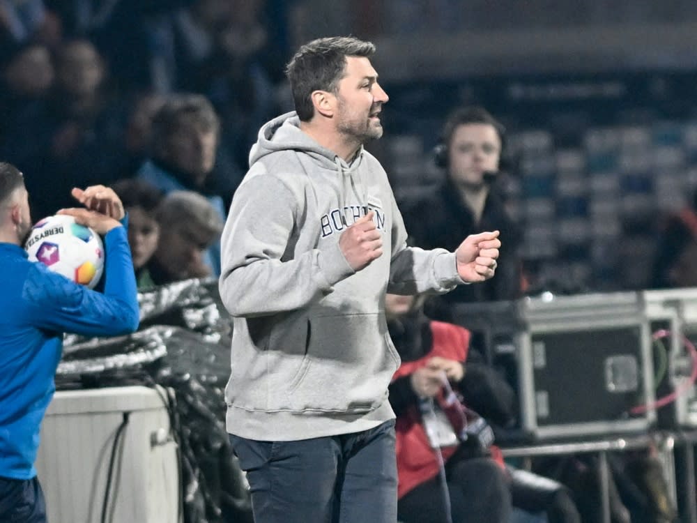 Endlich ein Sieg: VfL-Trainer Heiko Butscher (IMAGO/pepphoto / Horst Mauelshagen)