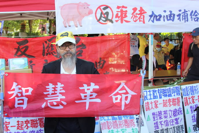 民團當場踩破象徵「毒豬」的小豬撲滿，表達「反萊豬」決心。（photo by 祝潤霖／台灣醒報）