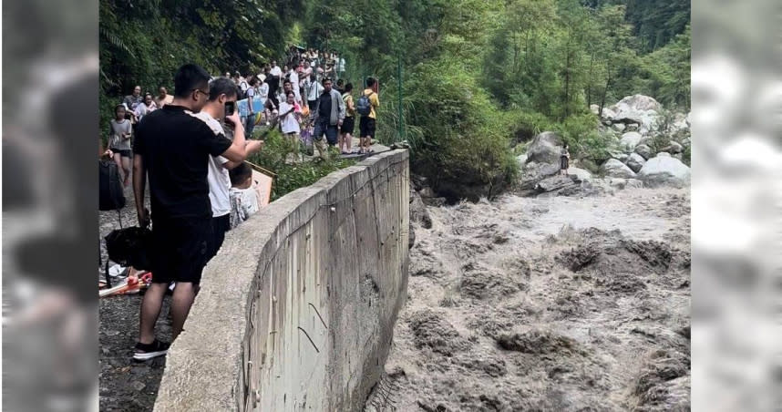 網友去推薦景區遊玩，忽略告示牌警告仍下水遊玩，不料遇上山洪暴發。（圖／TheLancet-Vivian微博）