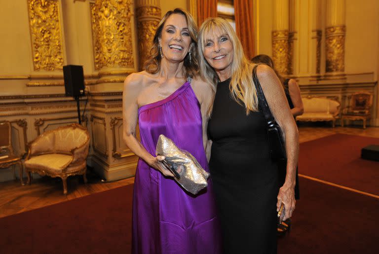 Además de música y solidaridad, hubo muchos reencuentros y abrazos entre colegas. En la foto, Nequi Galotti y Virginia Elizalde posando súper sonrientes y compinches 