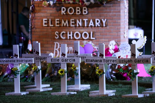 Un mémorial avec les noms des victimes a été installé devant la Robb Elementary School, où a eu lieu la tuerie. (Photo: Anadolu Agency via Getty Images)