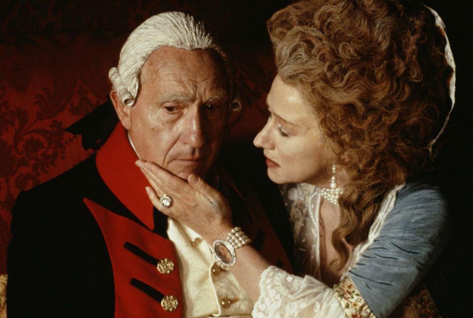 <p>12 años antes Helen Mirren interpretó a la reina Carlota (1744-1818), la que fuera esposa del rey Jorge III, en ‘The Madness of King George’. (Foto: The Samuel Goldwyn Company). </p>