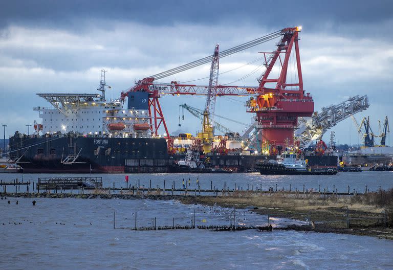 Remolcadores se acoplan al buque ruso "Fortuna" en el puerto de Wismar, Alemania. Los precios de la electricidad y el gas natural aumentan exponencialmente en Europa, lo que genera temores de subas en las tarifas de los servicios públicos e, incluso, de escasez de gas, a medida que se acerca el invierno.