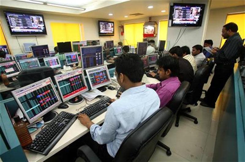 Stock brokers trade in a brokerage firm in Kolkata February 16, 2009. REUTERS/Jayanta Shaw/Files