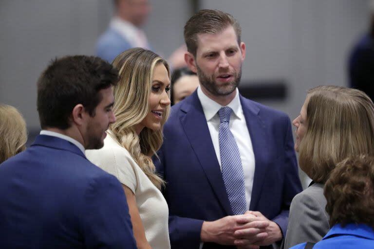 Lara Trump y su marido, Eric, en la reunión del RNC que la designó como copresidenta de la organización, en Houston