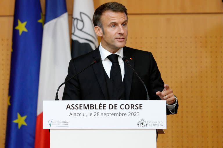 El presidente francés, Emmanuel Macron, se dirige a la Asamblea de Córcega durante una sesión como parte de la visita de tres días de Macron a la isla de Córcega, en el sur de Francia, el 28 de septiembre de 2023 en Ajaccio.