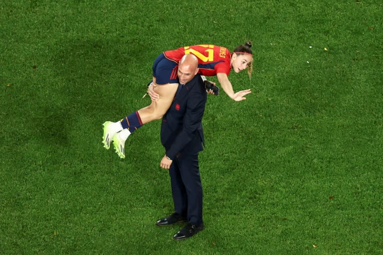 Luis Rubiales carga a hombros con Athenea del Castillo durante la celebración de la victoria de España en el Mundial de Fútbol femenino, el 20 de agosto de 2023 en la ciudad australiana de Sídney (David Gray)