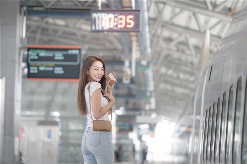 台灣高鐵推出皮革系列迷你包組、零錢包，主打專為高鐵車票收納設計的包款。（圖／台灣高鐵公司提供）