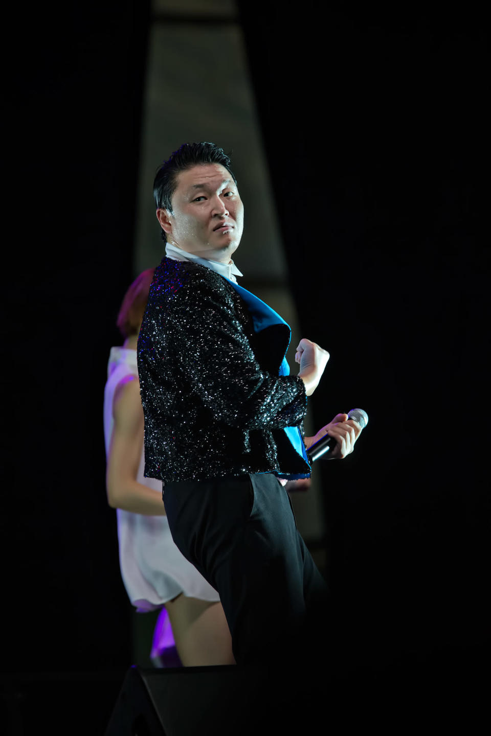 Psy performs in a free showcase at Marina Bay Sands. (Yahoo! photo)