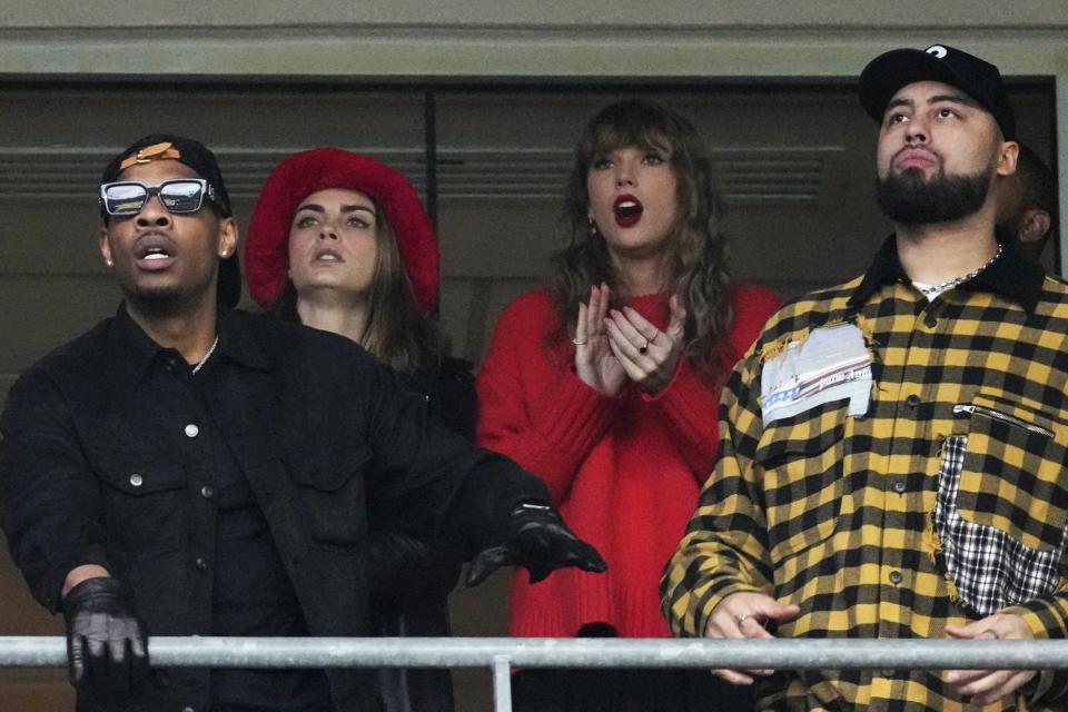 Aric Jones, de izquierda a derecha, Cara Delevingne, Taylor Swift y Ross Travis reaccionan durante la primera mitad del partido de fútbol americano del Campeonato de la AFC de la NFL de lKansas City Chiefs, el domingo 28 de enero de 2024. (AP Photo/Nick Wass)