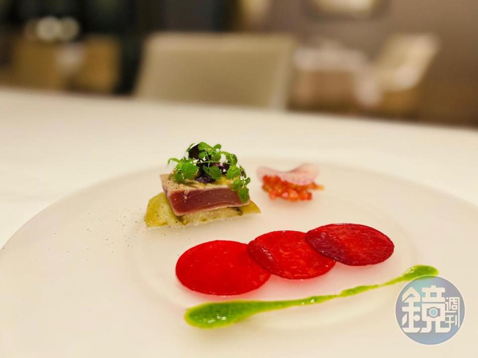 「鮪魚 甜菜根 味噌」甜菜根薄片以深紅、淺紅依序疊放，陪襯著青醬畫盤，多種顏色錯落點綴。