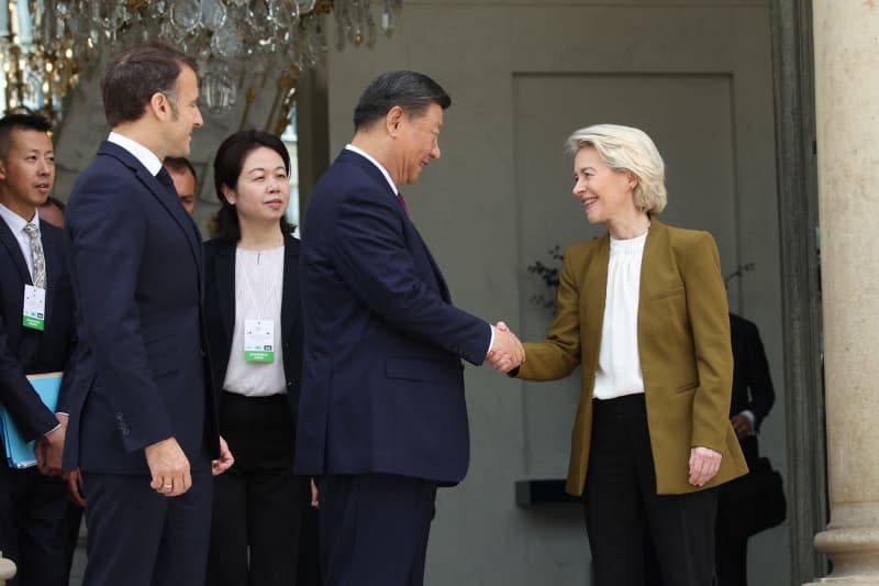 French President Emmanuel Macron (L), European Commission President Ursula von der Leyen (R), and China's President Xi Jinping (C) leave after attending a meeting at the Elysee presidential palace. Christophe Licoppe/European Commission/dpa