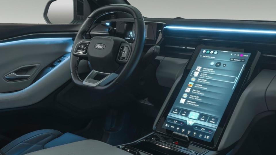 Explorer EV搭載全新的SYNC Move車機，且15吋中控螢幕可自由調整上下位置。(圖片來源/ Ford)