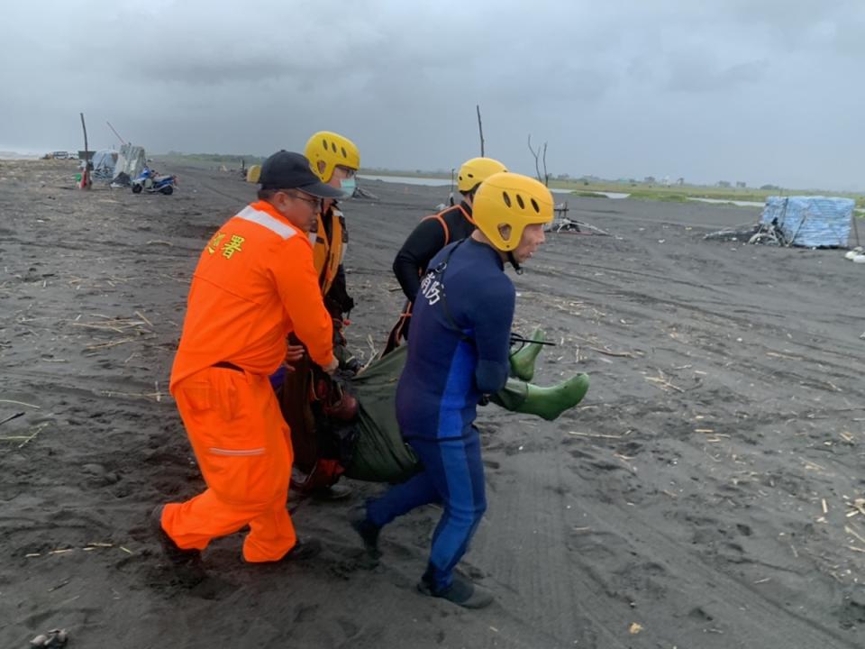 蘭陽溪捕鰻遭浪捲走 男子送醫不治。 