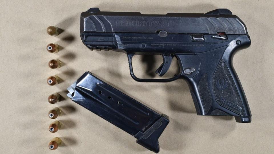 <div>Handgun recovered from John Hernandez | Evanston Police Department</div>