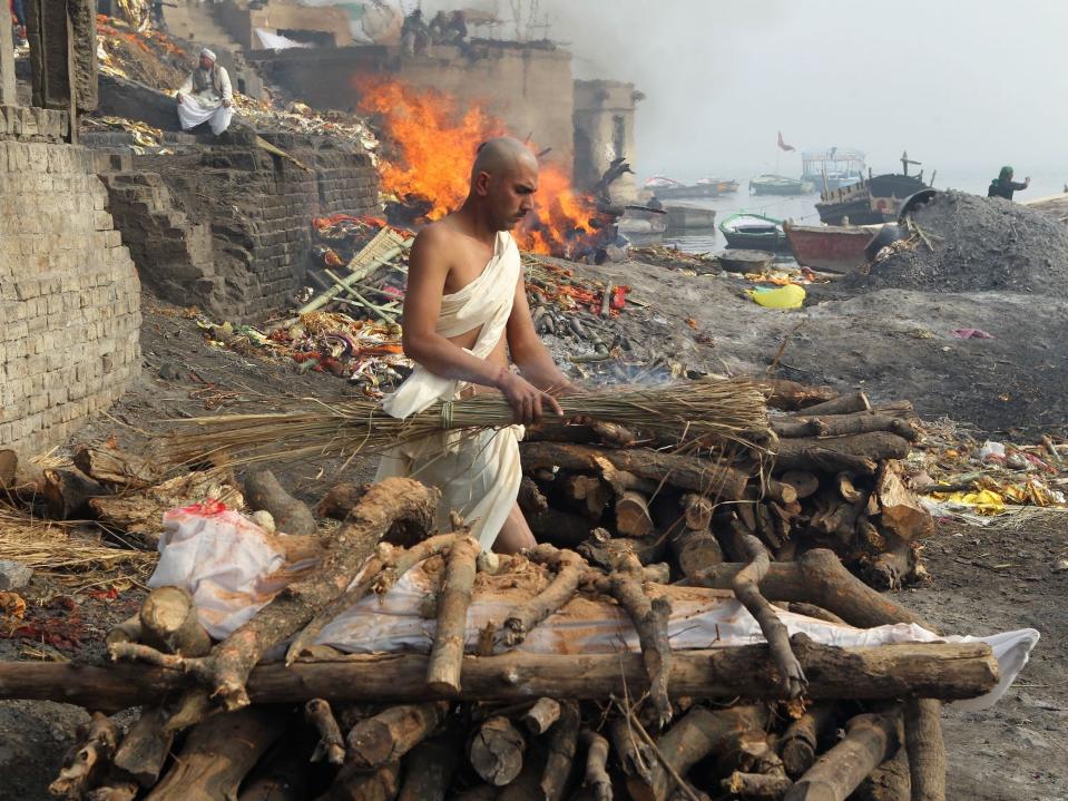 his grandfather's cremation at Manikarnika Ghat, after he died at Salvation House, known as a "death hotel" for dying pilgrims, in Varanasi.