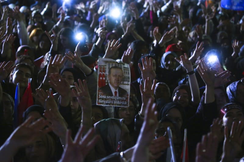 2023年5月15日，土耳其總統艾爾多安的支持者在競選總部歡呼。（美聯社）