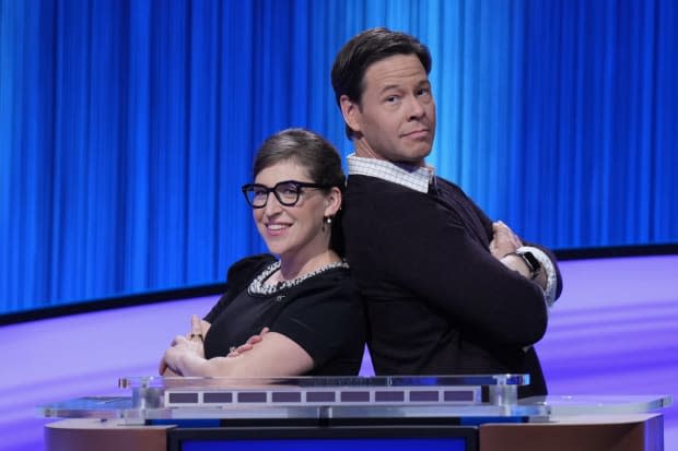 Mayim Bialik with Ike Barinholtz (ABC/Tyler Golden)