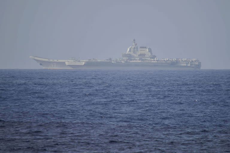 Esta foto tomada el 5 de abril de 2023 por el Ministerio de Defensa de Japón muestra al portaaviones chino Shandong en aguas del océano Pacífico, a unos 300 km al sur de la prefectura de Okinawa.