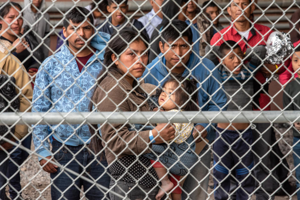 <strong>D</strong>Migrants are gathered inside the fence of a makeshift detention center in El Paso, Texas on Wed. March 27, 2019. (Photo by Sergio Flores for The Washington Post via Getty Images) (Photo: The Washington Post via Getty Images)