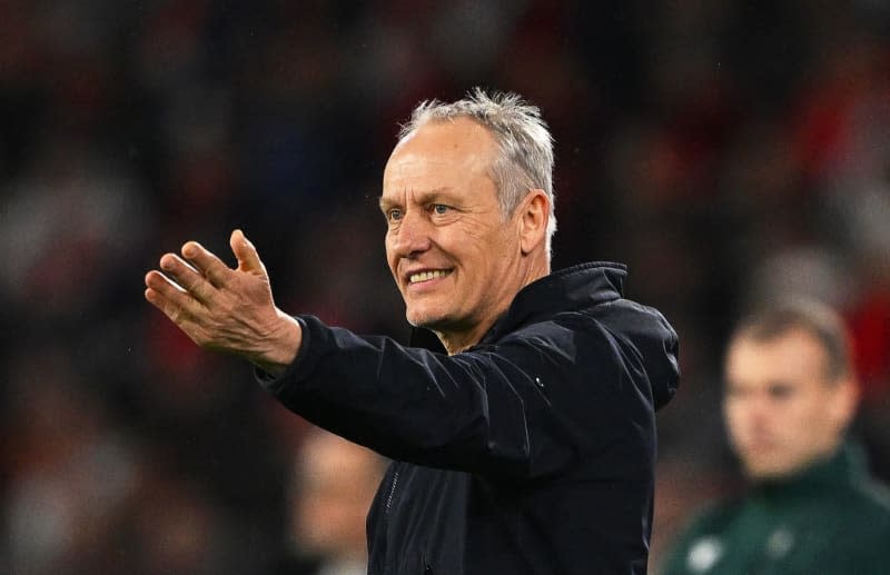 Freiburg coach Christian Streich reacts from the touchline during the UEFA Europa League soccer match between SC Freiburg and RC Lens at Europa-Park Stadium. Harry Langer/dpa