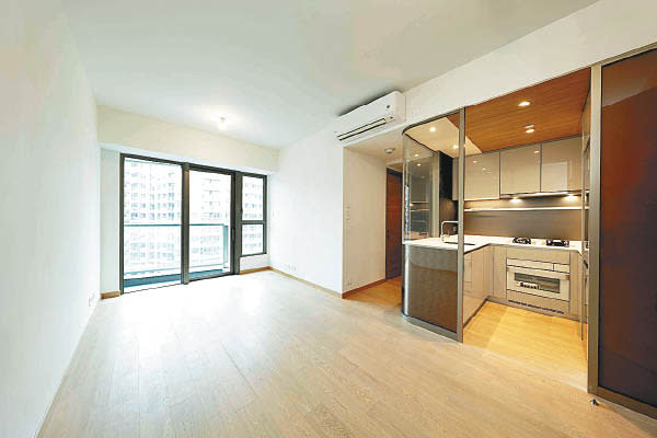 嘉熙實用面積五百九十五方呎的三房單位，開放式廚房採用玻璃作間隔。