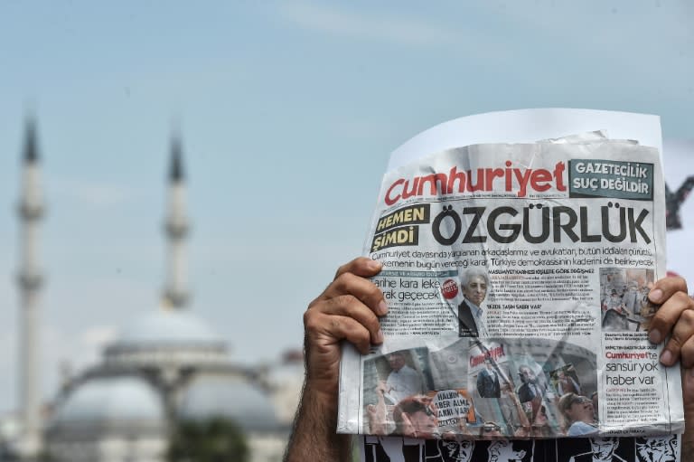 A man holds a copy of today's Cumhuriyet daily on July 28, 2017 during a demonstration in front of Istanbul's courthouse