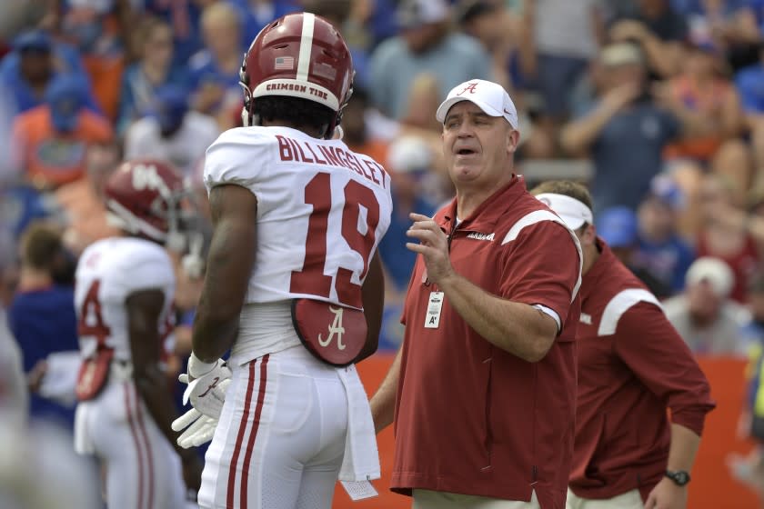 Alabama offensive coordinator Bill O'Brien, right, instructs tight end Jahleel Billingsley.