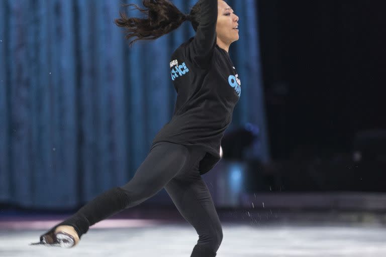 Una de las destacadas patinadoras de Disney on Ice durante un ensayo