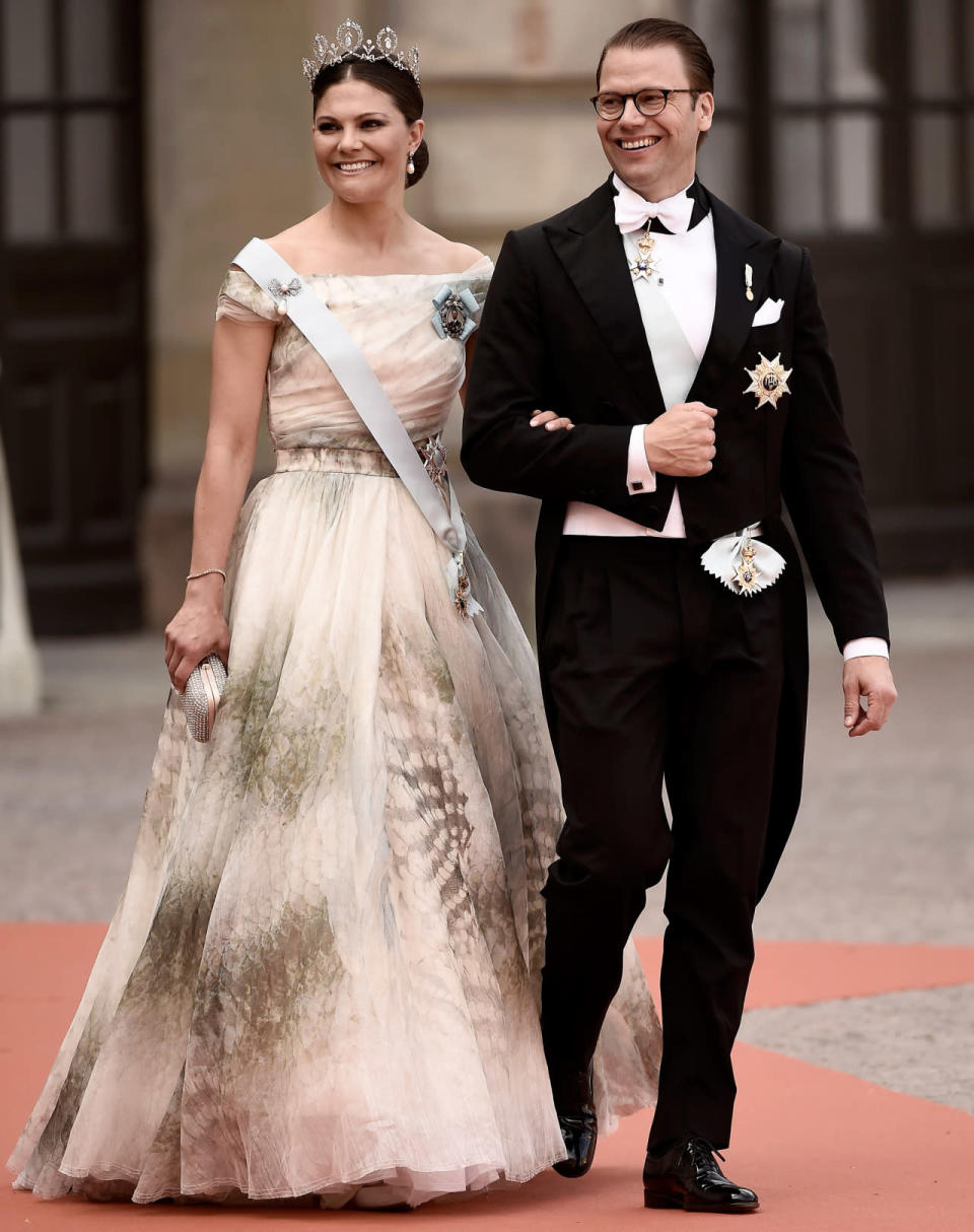 Bei diesem edlen Look von Prinzessin Victoria kommt man ins Rätseln: Hier soll etwas von der Stange sein? Ja, denn das umwerfende Kleid, das die schwedische Kronprinzessin bei der Hochzeit ihres Bruders Carl Philip mit Sofia trug, ist von H&M.