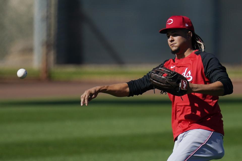 Luis Castillo de los Rojos de Cincinnati lanza durante un entrenamiento de pretemporada, el jueves 25 de 2021, en Goodyear, Arizona. (AP Foto/Ross D. Franklin)