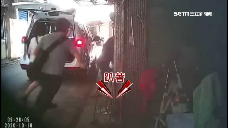 男子搬運貨物，員警跟進逮人。