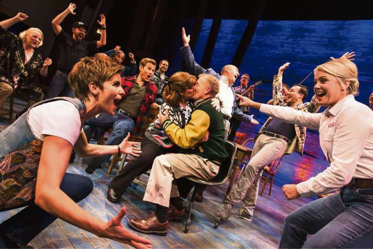 Música y talento sin golpes bajos, en una de las escenas de Come From Away