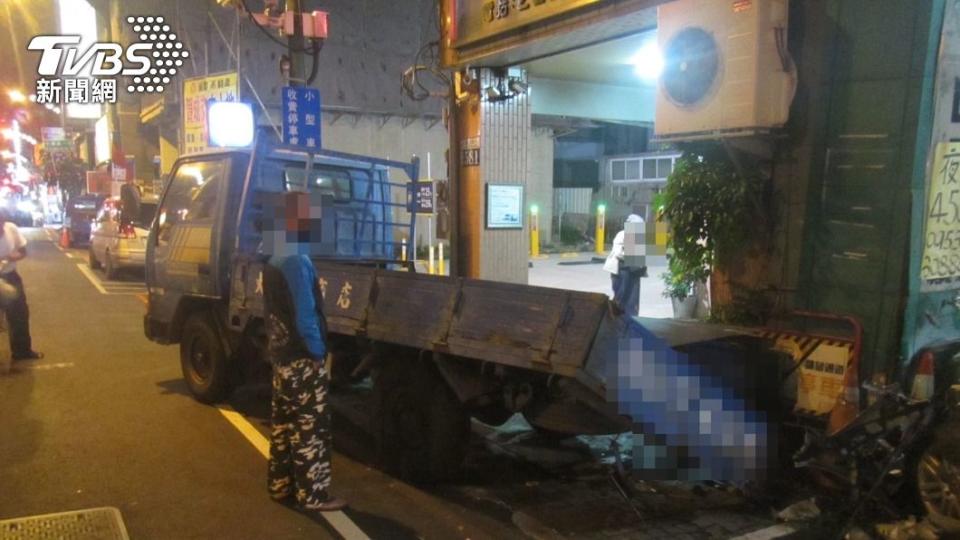 貨車遭撞車斗歪斜，移位後再撞到燈桿。（圖／民眾提供）