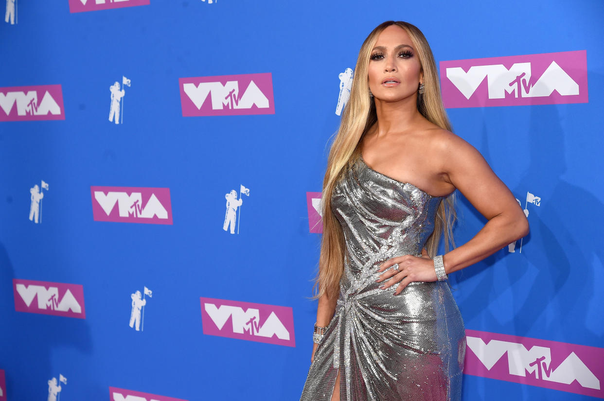 Jennifer Lopez arrives at the VMAs to accept an iconic award. (Photo: Getty Images)