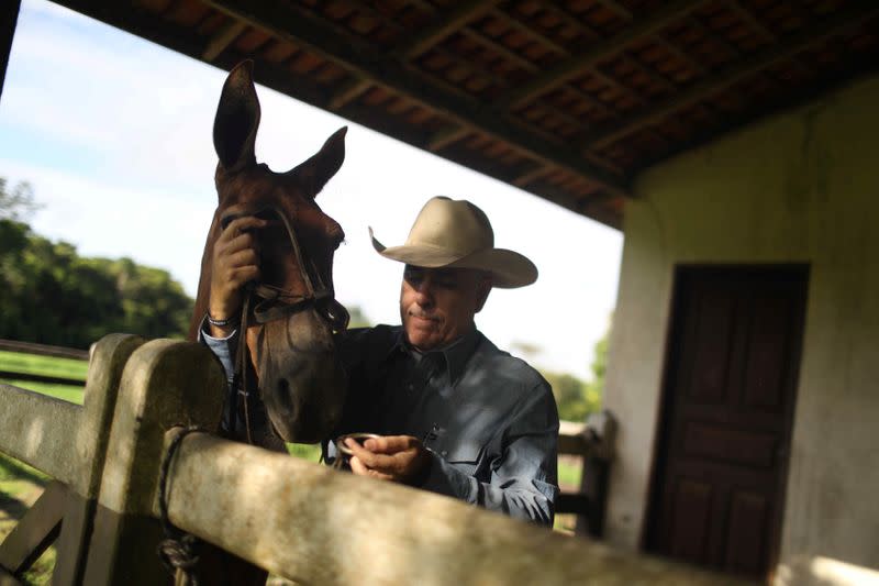 Mauro Lucio Costa prepara su caballo en el rancho Marupiara en la ciudad de Tailandia en el estado de Pará