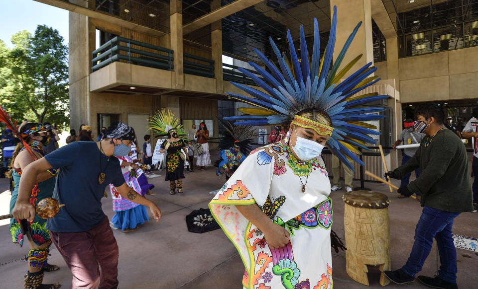 Con danzas tradicionales se celebró en Anaheim, California, el Dïa de los Pueblos Indígenas este 12 de octubre de 2020. (Getty Images)