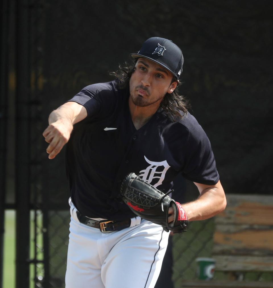 El lanzador de los Tigres de Detroit, Alex Faedo, se calienta antes de la práctica de bateo en vivo durante el entrenamiento de primavera en TigerTown en Lakeland, Florida, el jueves 23 de febrero de 2023.