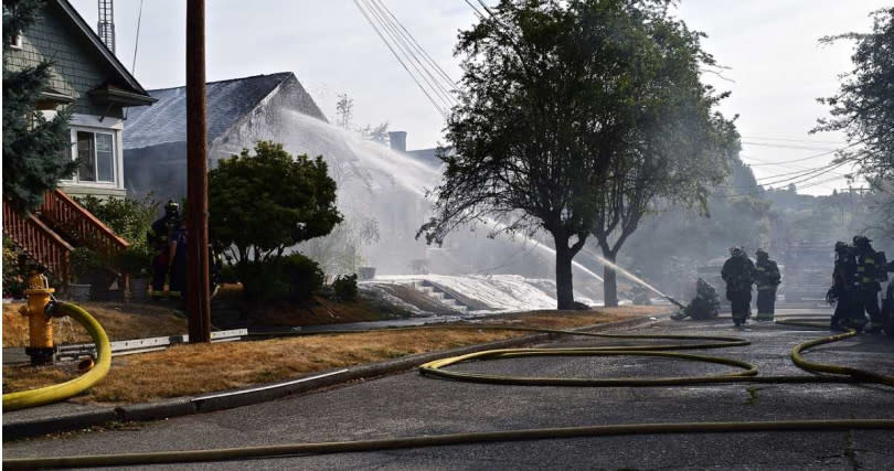 消防隊花了45分鐘撲滅火勢，家中已無人生還。（圖／翻攝自Facebook Seattle Fire Department）