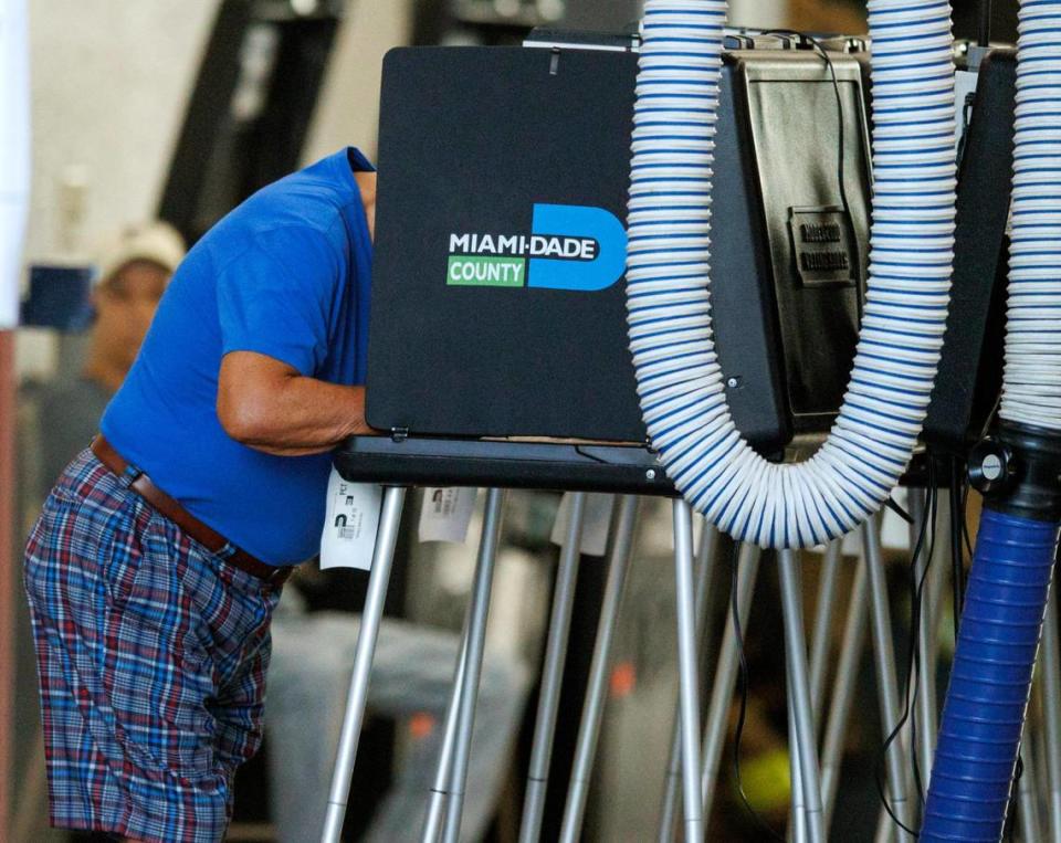 Un votante emite su voto durante las elecciones primarias de Florida en el Departamento de Bomberos de Miami Beach - Estación 3 el martes 23 de agosto de 2022 en Miami Beach, Florida.