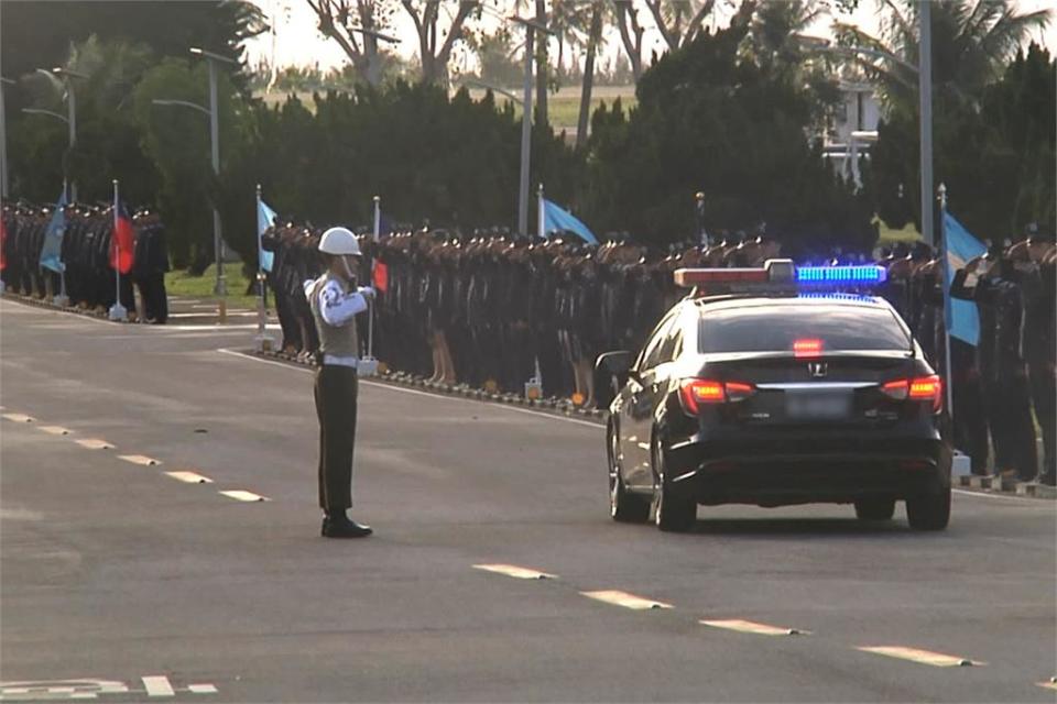 移靈車隊繞行馬亨亨大道循著志航基地周圍繞行後，進入志航基地告別式會場。（圖／民視新聞）