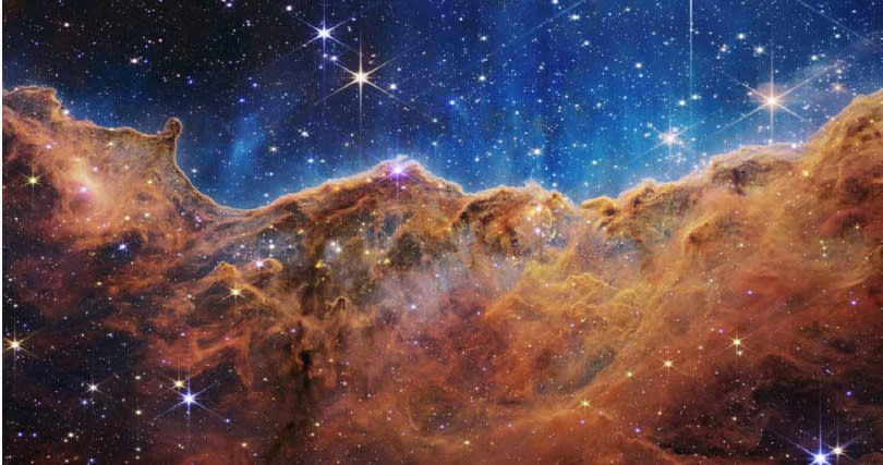 韋伯望遠鏡發布船底座星雲中一個名為NGC 3324年輕恆星形成區域的邊緣圖。（圖／NASA James Webb Space Telescope）