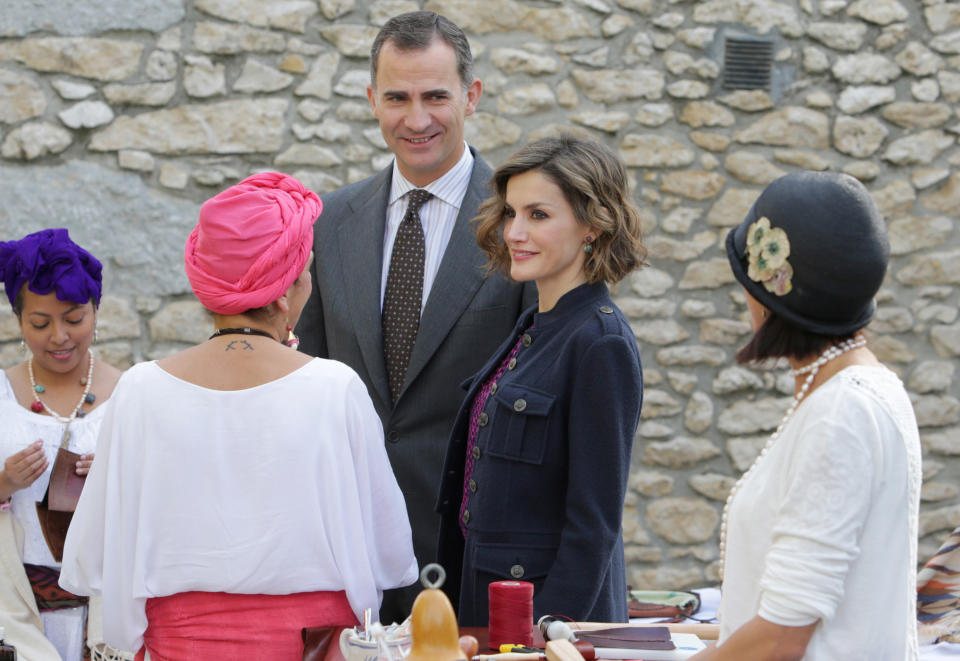 Otro momento de tensión que recoge ‘El Español’ tuvo lugar durante la entrega en Colombres del Premio al Pueblo Ejemplar de Asturias en octubre de 2015. Los reyes acudieron a la iglesia de la localidad para asistir a una representación de bailes típicos de la zona y Letizia entró al templo distraída y bromeando con amigos. Entonces Felipe se acercó a ella para pedirle que guardara respeto. (Foto: Gtres).