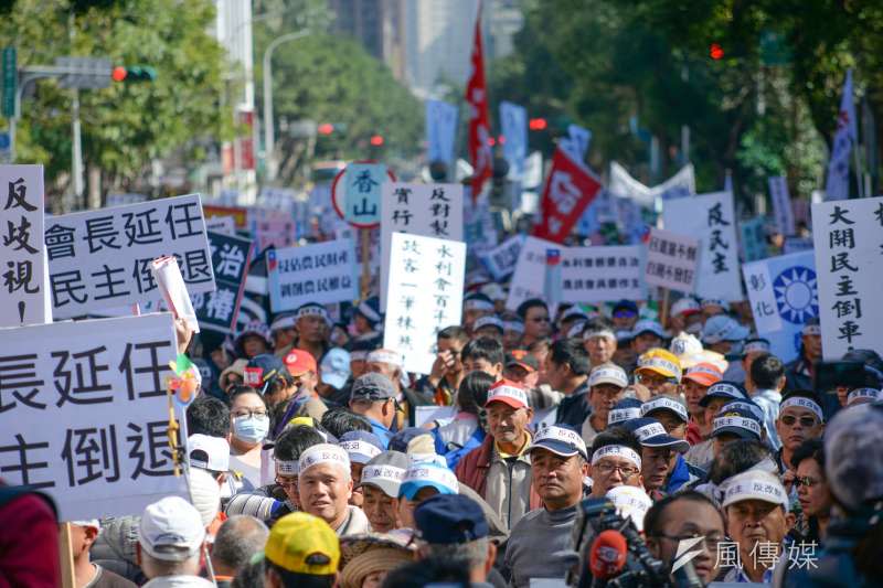 20180116-農田水利會改公務機關，國民黨極力反對，今天下午動員萬人包圍立法院抗議。（甘岱民攝）